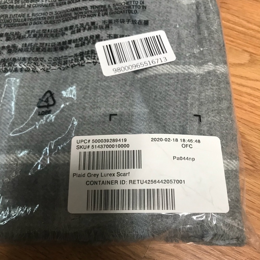 NWT Gap Plaid Grey Scarf - Picture 3 of 4